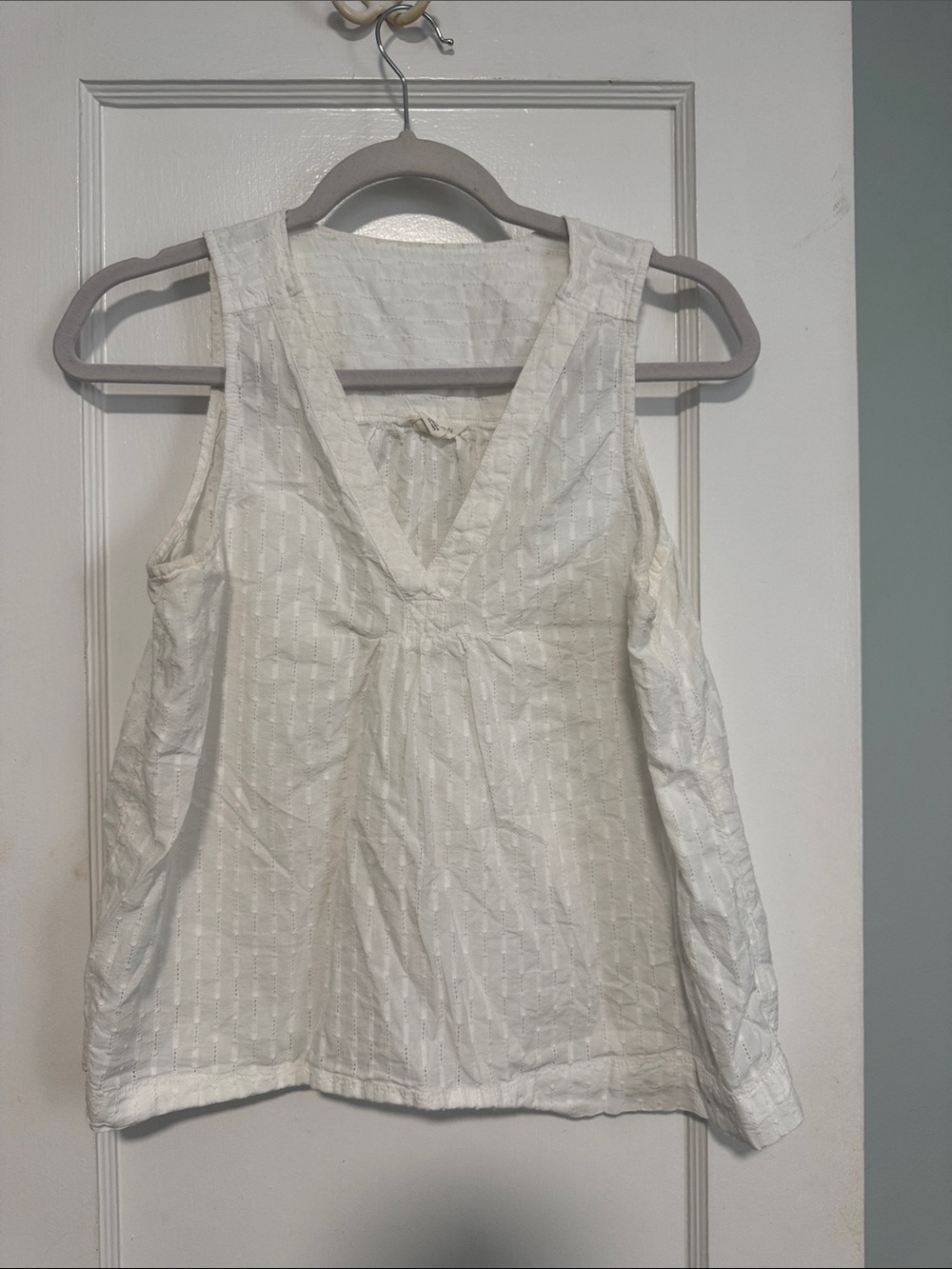 Caslon White Textured V-Neck Sleeveless Camisole